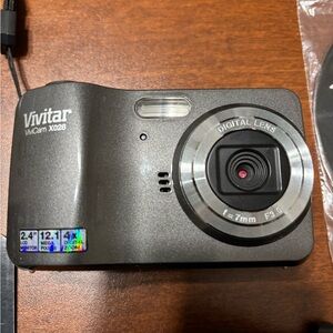 ViviCam X028 Digital Camera - Black 
2.4 preview screen & 4 X digital zoom